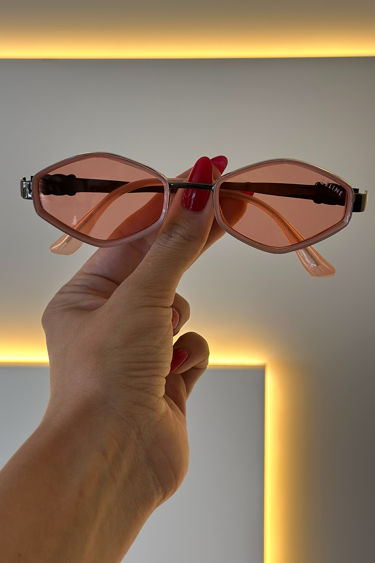 Cln- Güneş Gözlüğü Pembe Cam Siyah Çerçeve 22-08-2025